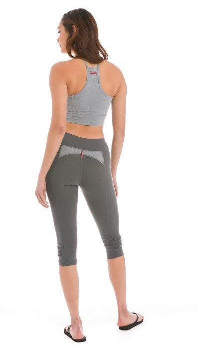 Flat Waist Side Ruched Performance Capri Leggings